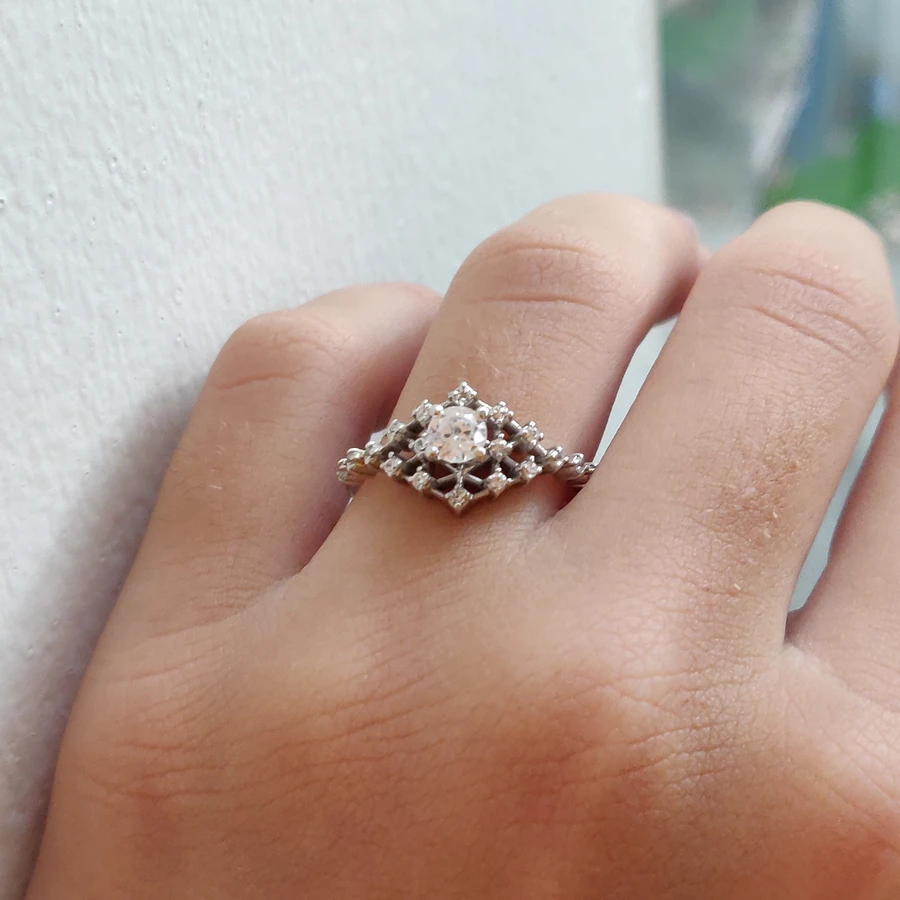 DR_R1027 HAND2 WHITE